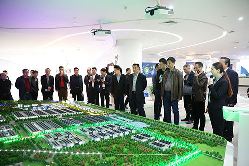 与会代表们在桑顿新能源参观.jpg