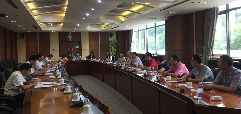座谈会.jpg