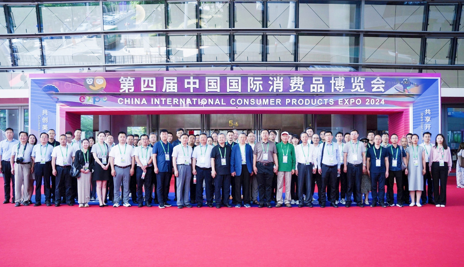 16.中国开发区代表团参观第四届消博会.jpg